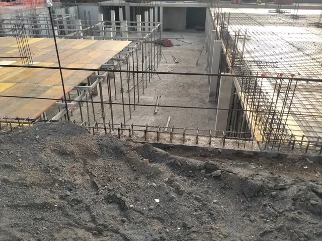 Muro de hormigón, pilares y forjado encofrado en una planta de sótano